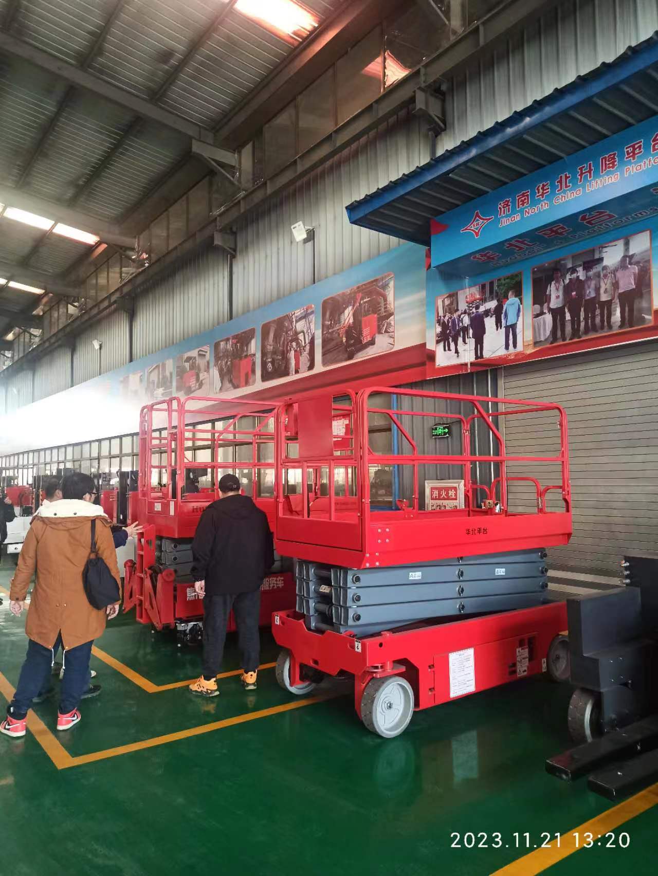 上海寶武集團訂購全向行走升降平臺來廠驗收設備